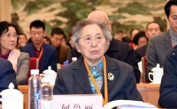 盘配资 何鲁丽书法：从楷书基础到艺术传承，她的书法能给我们什么启示？